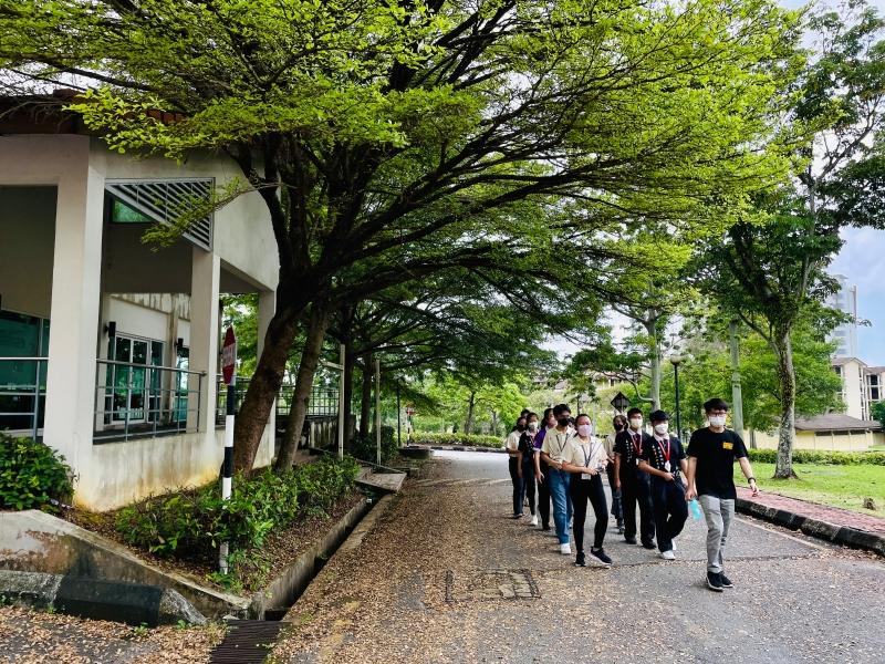 学记徒步参观大学校园。