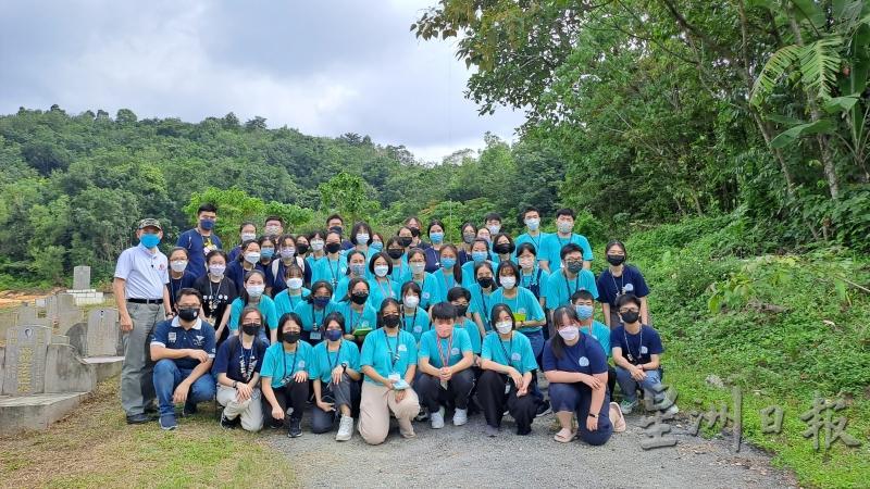 营会最后一站就是513公墓，给亡者献花鞠躬。在离开前大家在墓地旁拍合照，营会也正式结束。