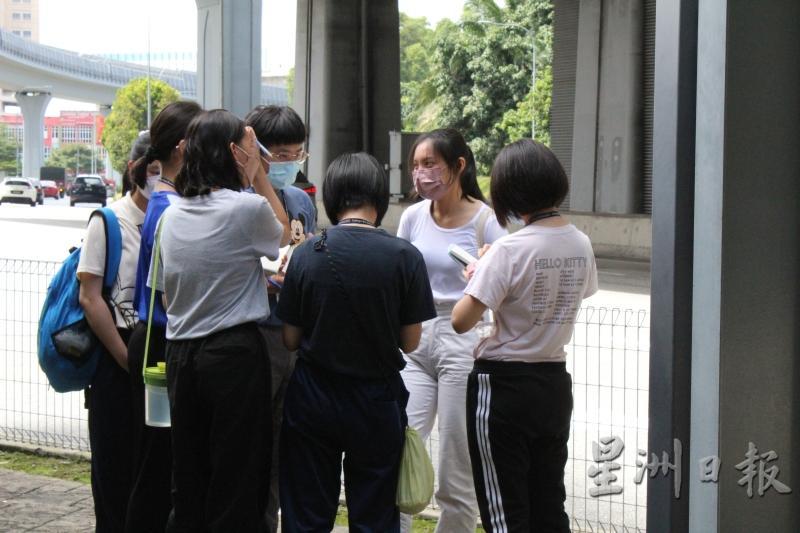 在营内尝试了模拟采访，必须到现实生活中练习采访和写稿。