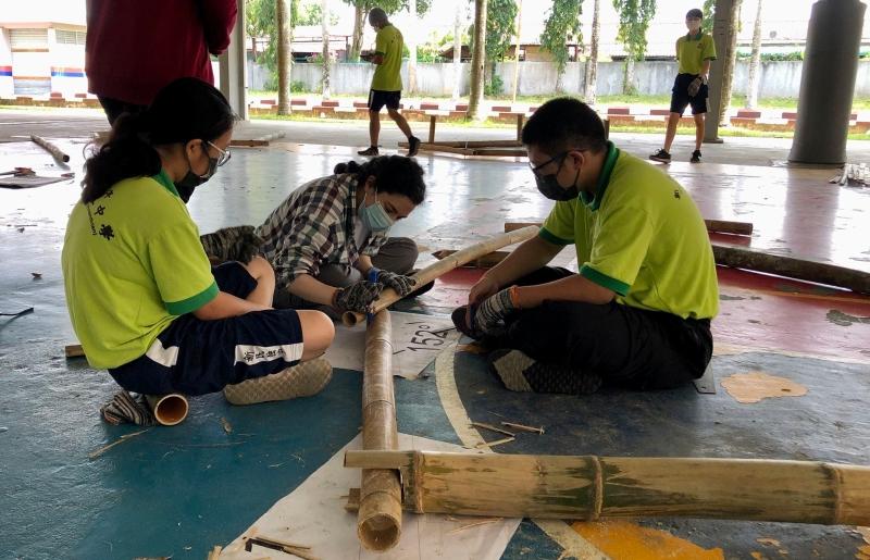 参与的大学生正在指导营员连接骨架的位置。