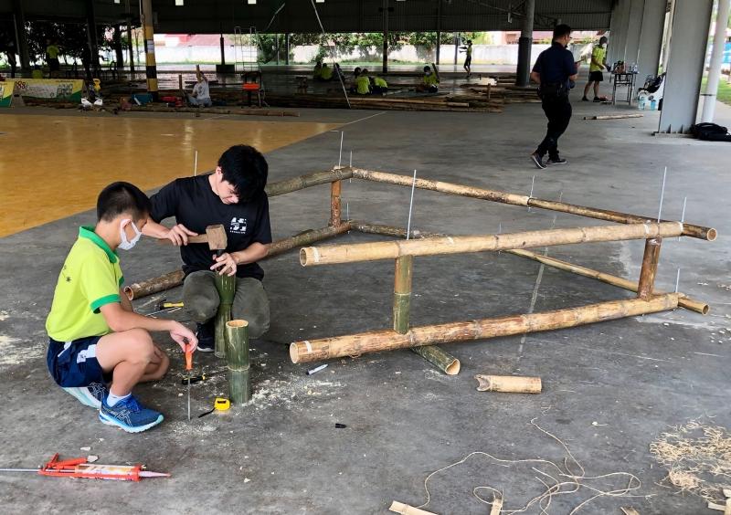 参与的大学生给营员示范如何连接成骨架。