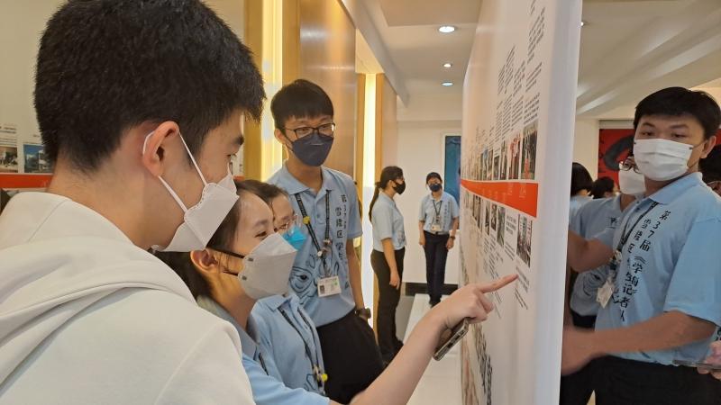 学记查看历史布告栏了解星洲日报的过去。