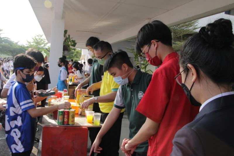 运动后出一身汗，来杯饮料吧！