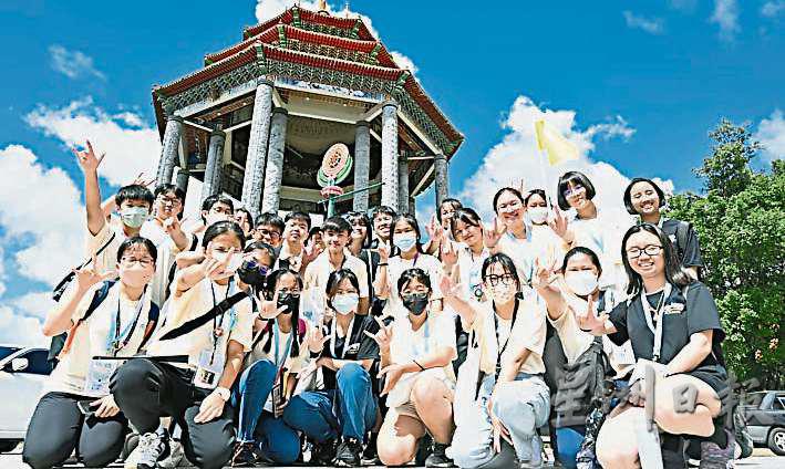 各组营员在第二天不设限地出外“旅游”，到槟城极乐寺时欢快地合影。