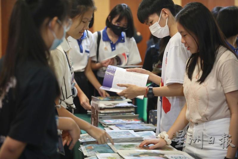 现场摆摊的同时，也是同学们交流的好机会。