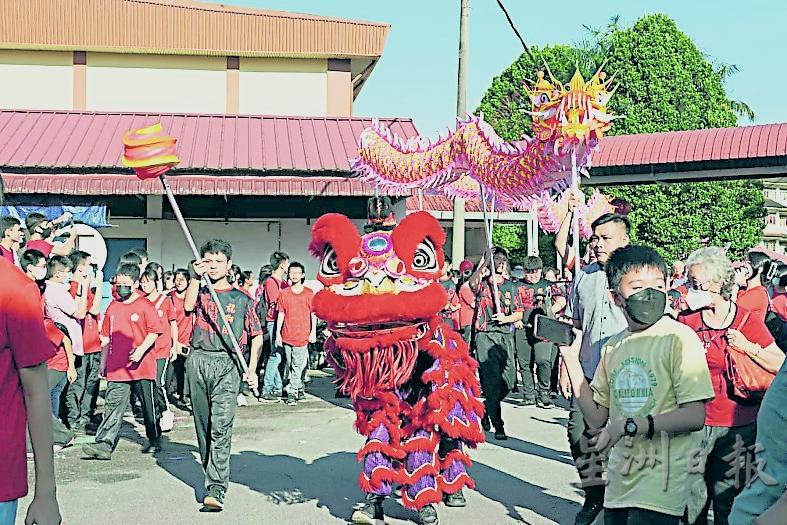 龙狮队在开场时表演，带起气氛。