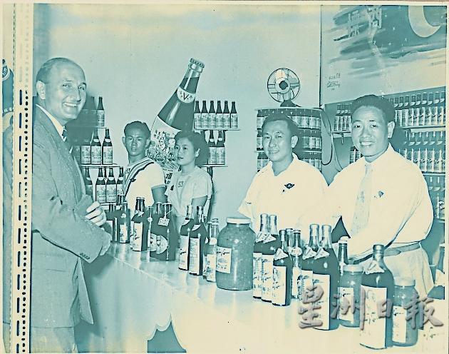 1955年，银禧园主办商品展览会，时任怡万市主席（左一）G.S Walker亲临新湧源的商品陈列单位。右一是郑光埮。