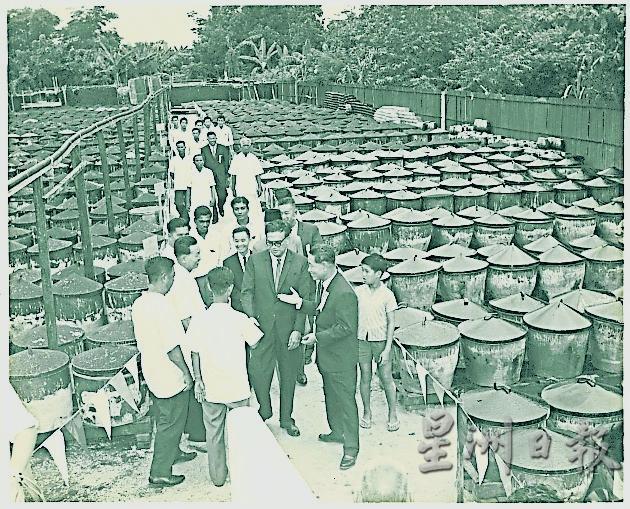 1967年，霹雳州三王（ 右二） 亲临为新湧源新厂主持剪彩仪式，使场面蓬荜生辉。