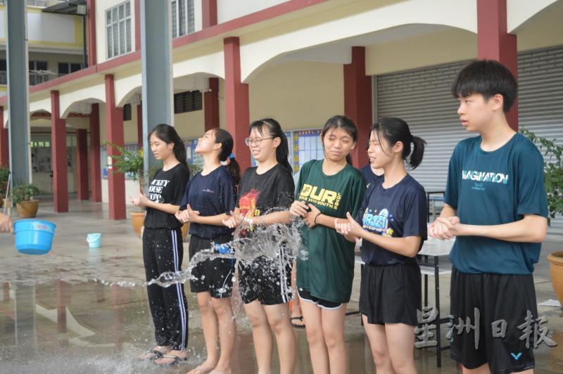 营员们努力跳好学海之歌以避免泼水惩罚！