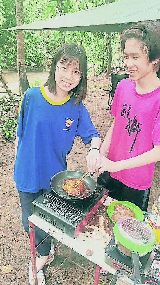 随着露营文化日益盛行，露营者的膳食也更胜从前，不再是罐头食物，而是更美味的煎鸡扒。