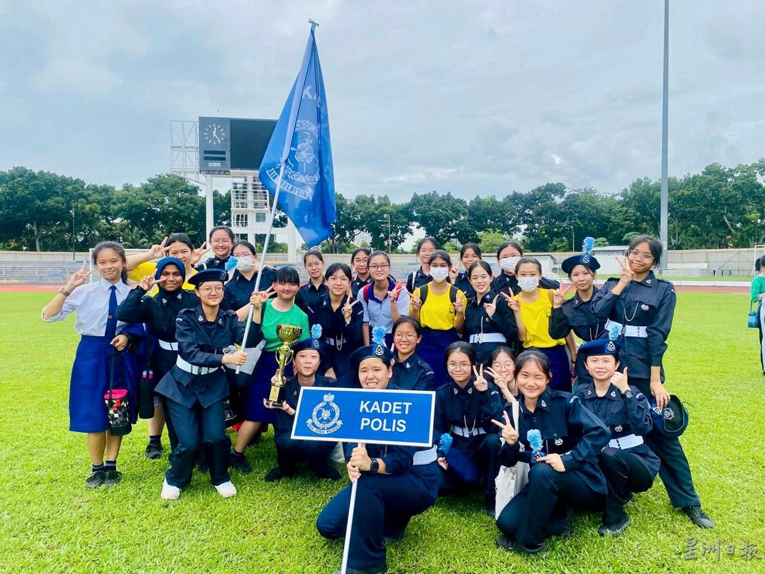 学警队赢得制服团体操步比赛队冠军。