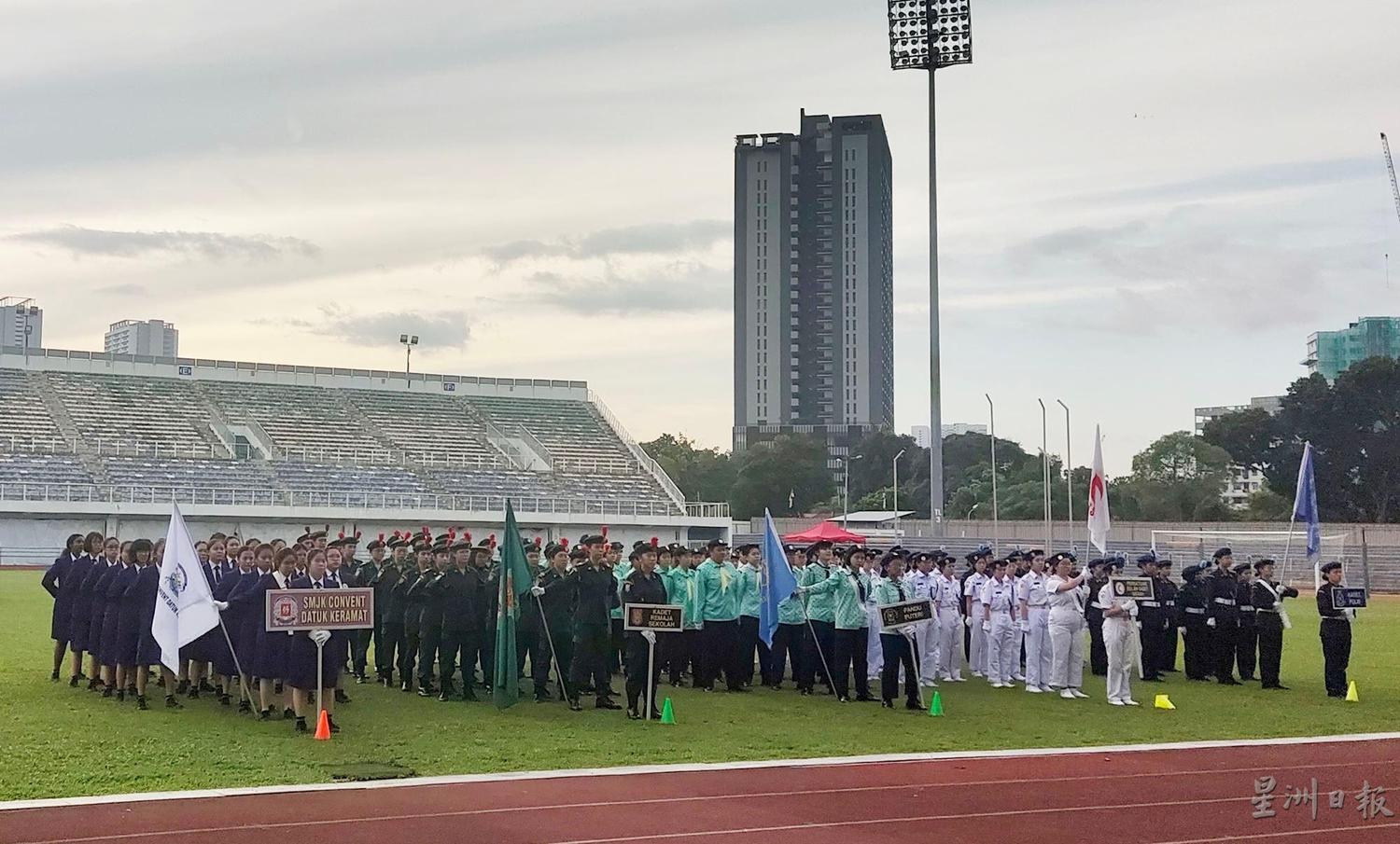 学长团、少年军团、红新月会、女童军、学警队等制服团体在检阅仪式后在操场上列队进行仪式。