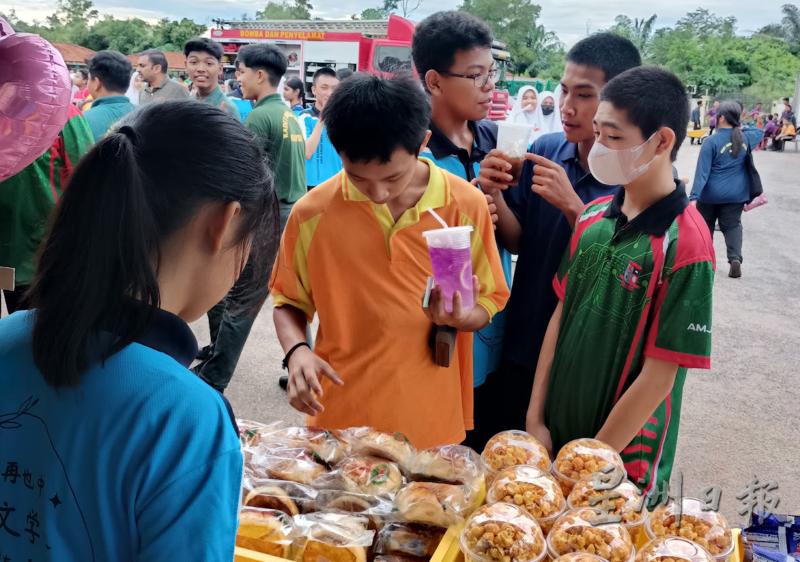 学生踊跃光顾华文学会的档口。