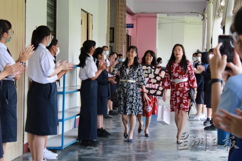 学生排成两行，从礼堂门口到校门口目送张慈贞。