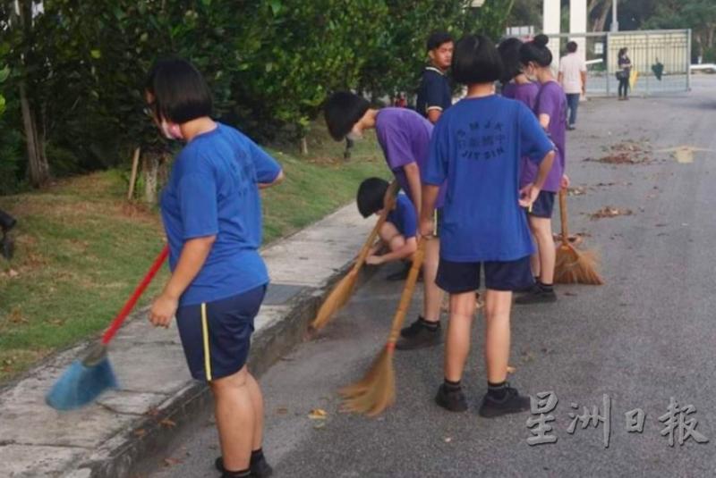 学生执行各自任务，清理校园每个角落。