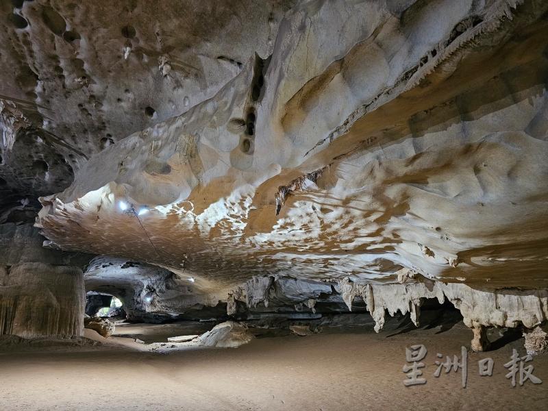 “鱼洞穴”是石灰岩地区地下水长期溶蚀而形成的石灰岩溶洞。