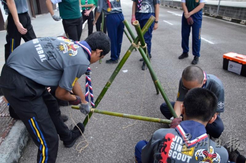 营员分工合作在搭建竹建筑。