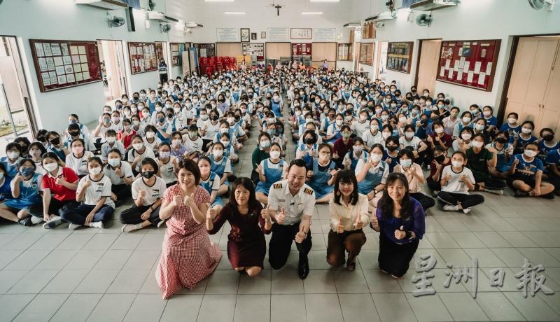 叶建富（前排中）和圣母学生大合照，右一起为时任副校长张慈贞、董事长拿汀陈帼英。