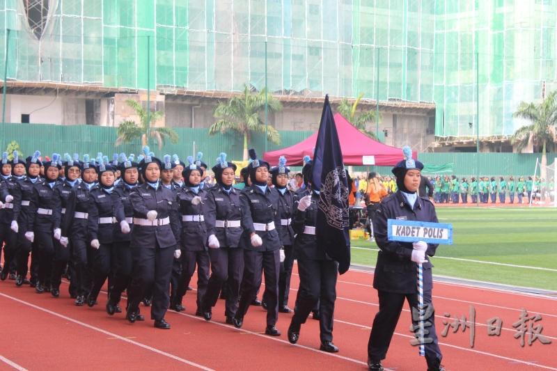 法廷（首排居中）在学生警察队内认真操步。