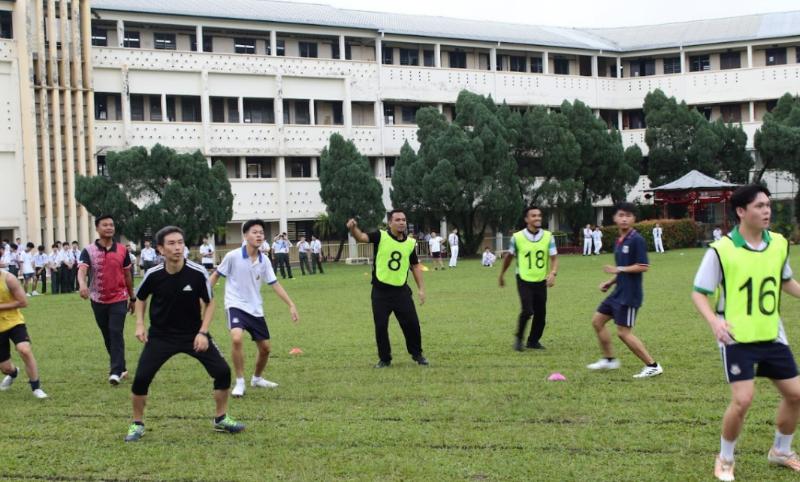 学生队迎战教师队，你认得出哪一队是学生，哪一队是老师吗？