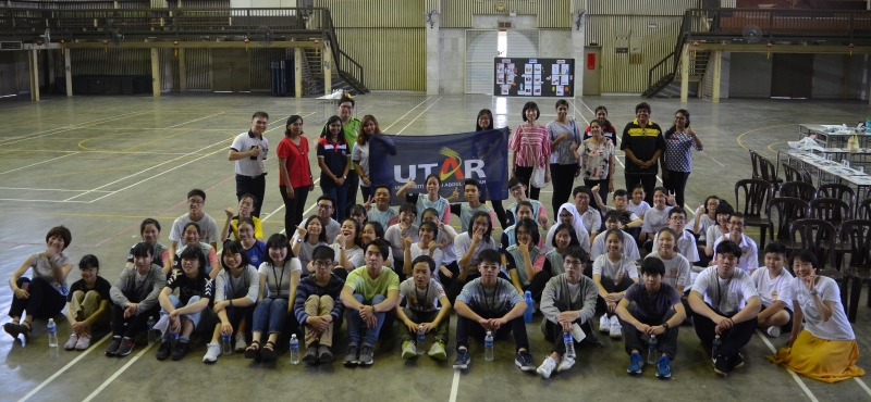 育才独中生和日本学生以及随行的优大生一同合照。