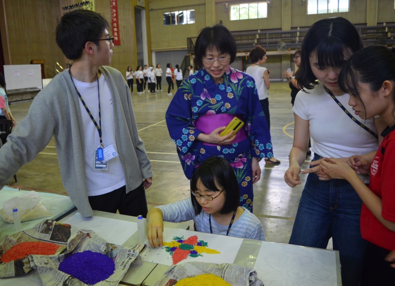 日本学生正制作彩色米绘，中间的是从日本来的老师。