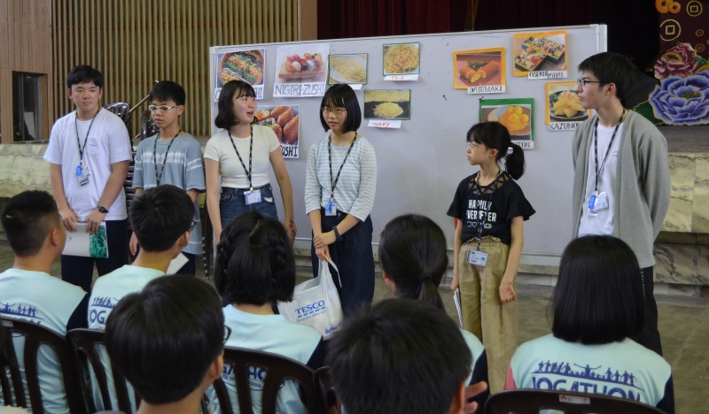 日本生向在座的学生讲解日本食物的奥妙。