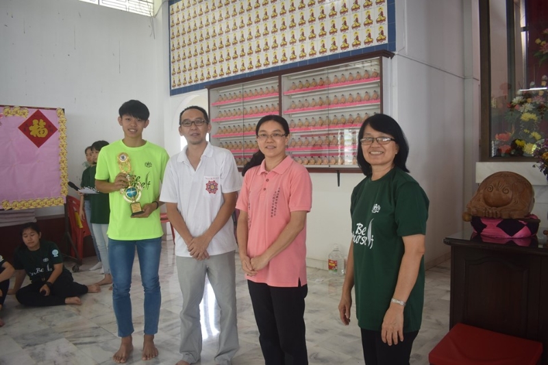高年段最佳男营员是陈伟伦，右起为课外活动副校长伍夏梅、第一副校长祝丽蓉及仁保县教育署官员代表廖国胜。