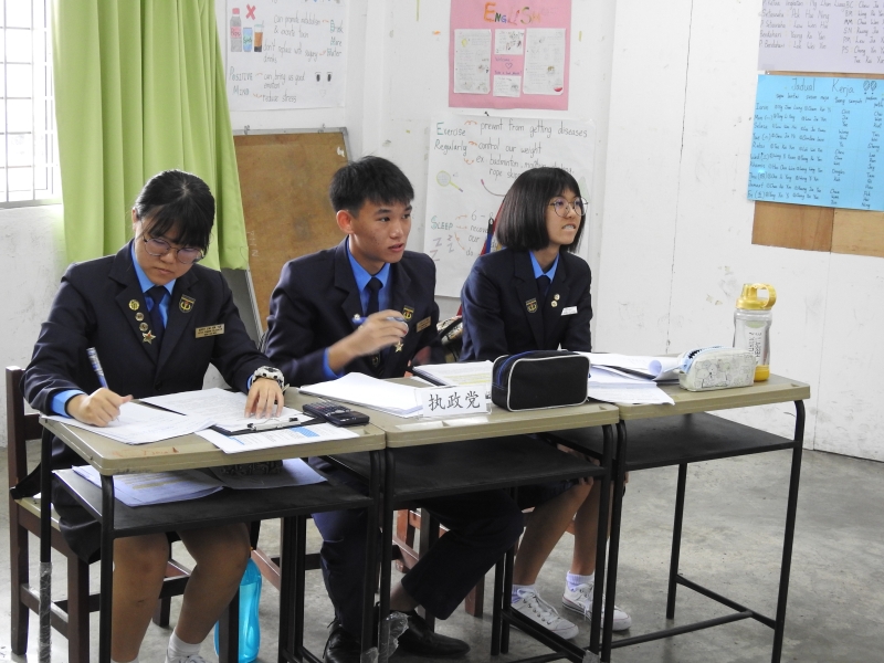 马口启文中学辩论队为校争光。