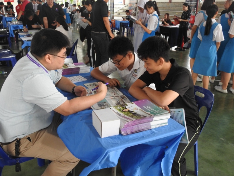 启文中学升学展吸引不少中学生前来了解及索取升学资料。