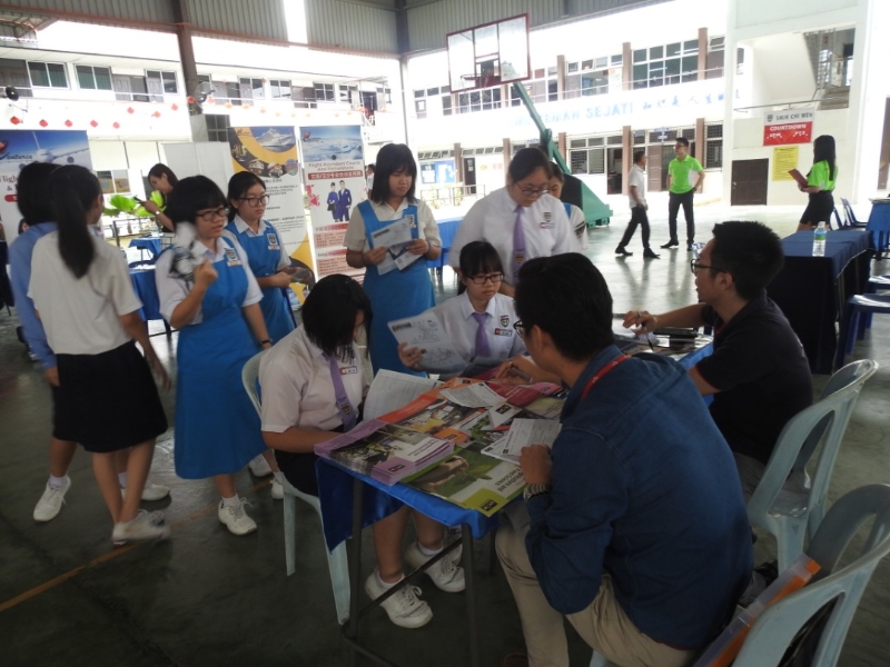 马口启文国民型中学举办升学资讯展，让学生有机会现场与各院校代表会面交谈，深入了解各院校资讯。