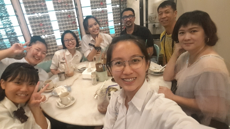 课后到白咖啡茶餐室享用午餐，其乐融融。