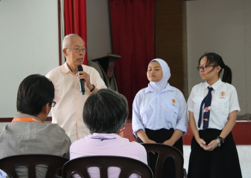 学生们与莫泰熙在讲座中进行互动。