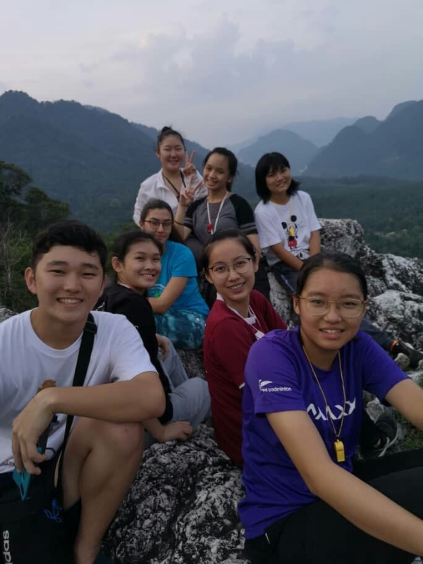 参与迷你青少年营，本地与外国学生登山观看日出。