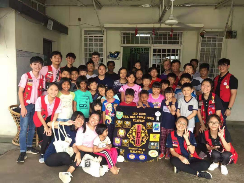 丹那布爹中学少狮会到孤儿院及残障儿童中心为孩子们送上爱心汤圆，与他们共度快乐的一天。