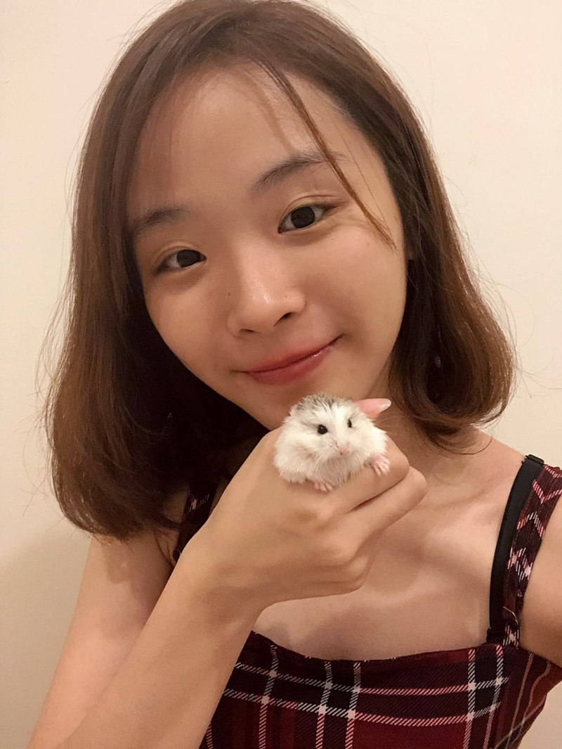 朱颖瑜与其中一只仓鼠叮叮的合照。