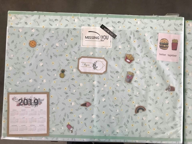 学生为桌子裹上礼物纸，并贴上自己喜欢的贴图。