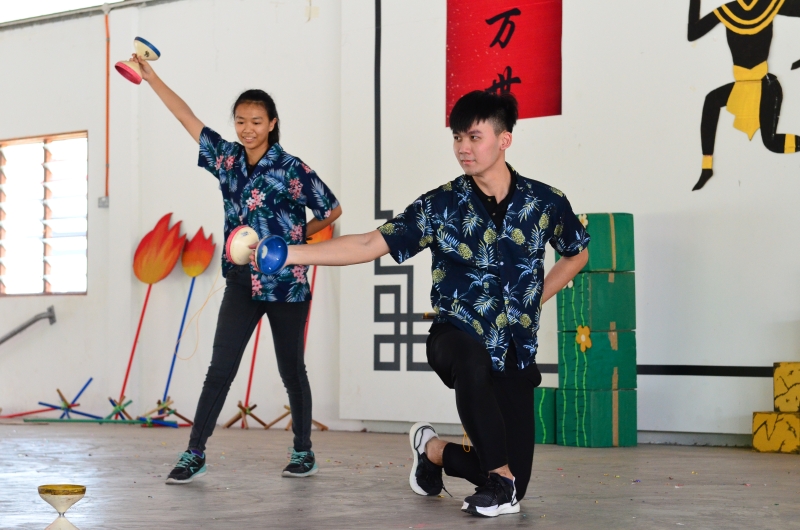 工委沈希韦（左）与曾耀辉在开幕典礼上呈献精彩的扯铃表演。