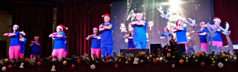 一班老当益壮的乐龄人士表演赞美操，轻盈的操步获得全场热烈鼓掌。