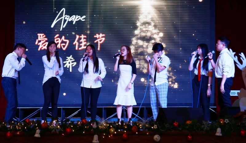 热爱音乐的年轻表演者呈现精彩的无伴奏合唱，为观众演唱《红蜻蜓》。