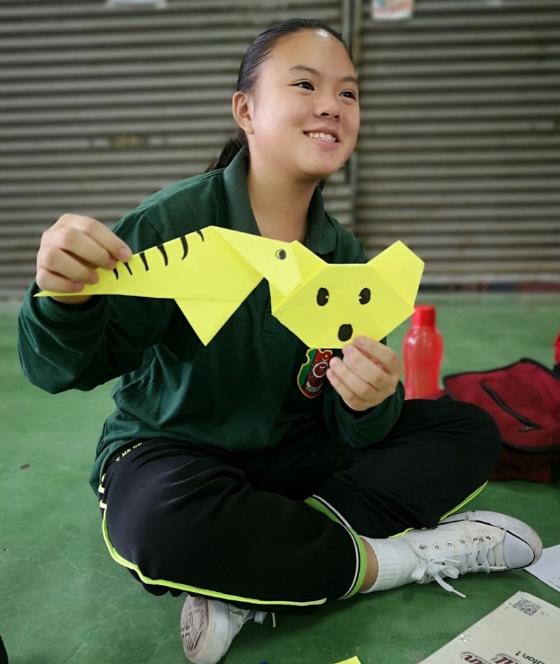 看似简单的小猫咪折纸，也需要耗费心思，才能尽善尽美。图为参赛学生展示自己辛苦制作的“小猫咪”折纸。