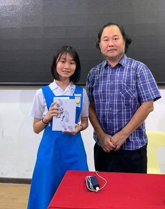 学记苏乐怡在采访讲座后，与方路合照留念。
