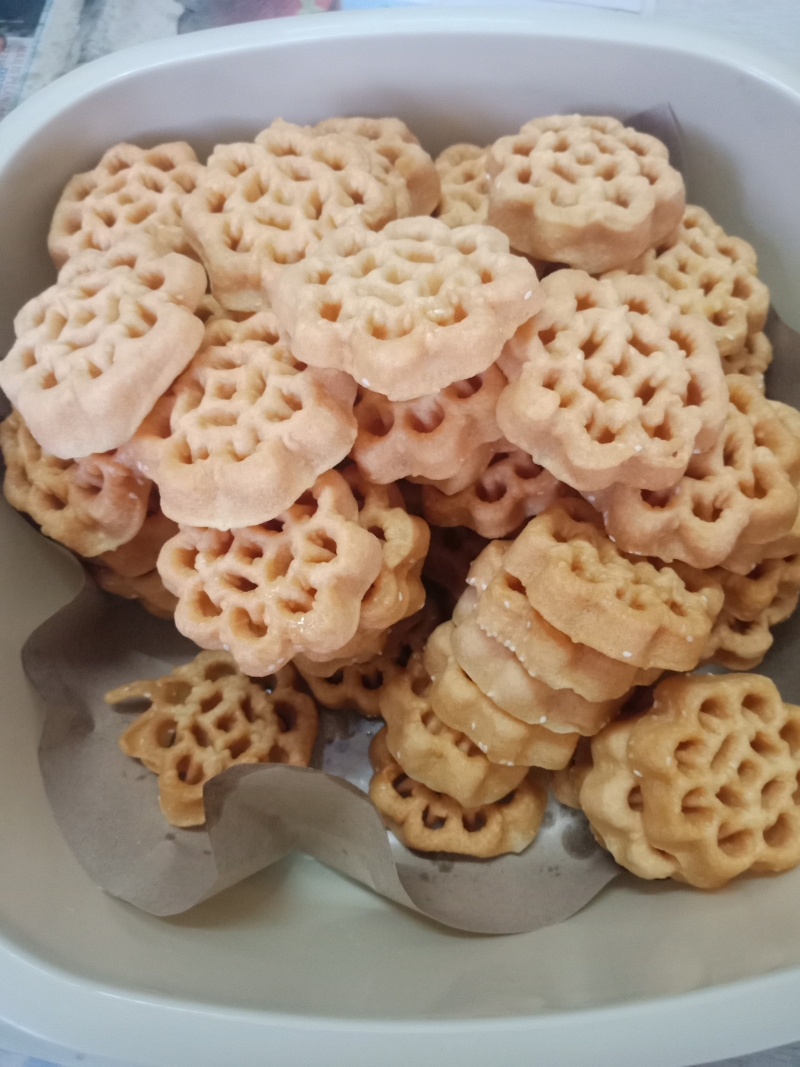 甫新鲜出炉的蜂窝饼，呈金黄色，酥脆又可口，令人垂涎三尺。