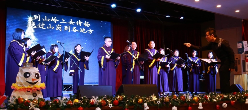 芙蓉爱恩社区教会的诗班为嘉宾们呈现诗歌演奏。