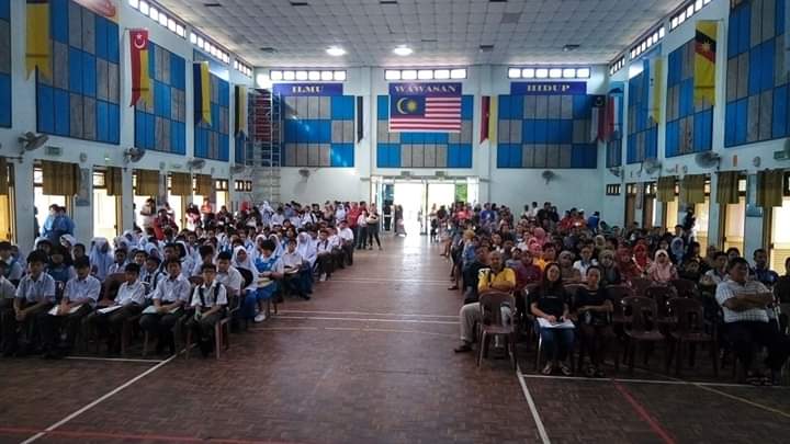 家长和学生在礼堂专心聆听说明会。