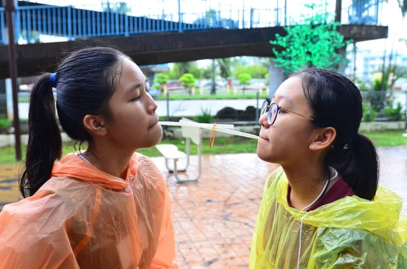 营员们顶着风雨、冒着寒冷，在雨中继续游戏。