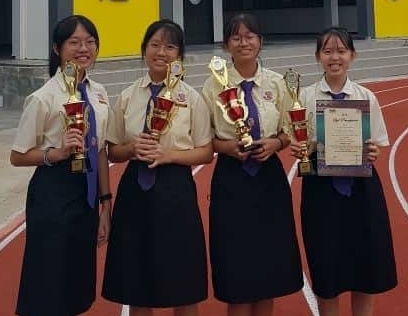 由四个女生所呈现的微电影《缘点》成功拿下二连冠。右一为演员蔡嘉茹，右二为导演王凯萱。