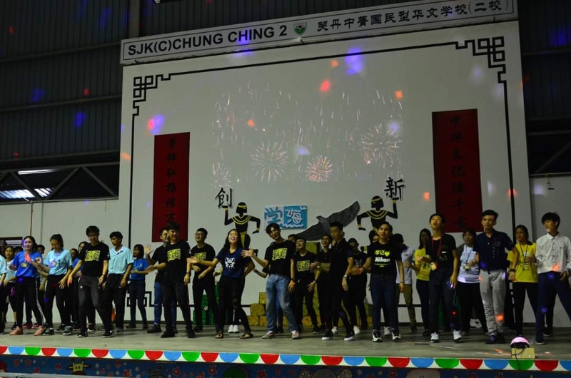 新旧学记在回乡夜一起跳手语，场面热闹。