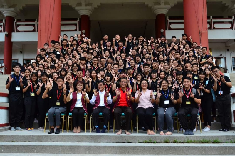 学记们到彭亨佛教会进行实地采访，获得热情接待。前排左三和左四为陈星美及黄先炳，前排右二及右三为筹委会主席曾璻羽及营长欧阳秀媚。