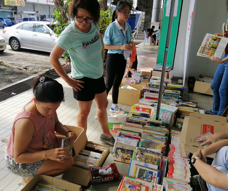 民众们正在选购书籍。